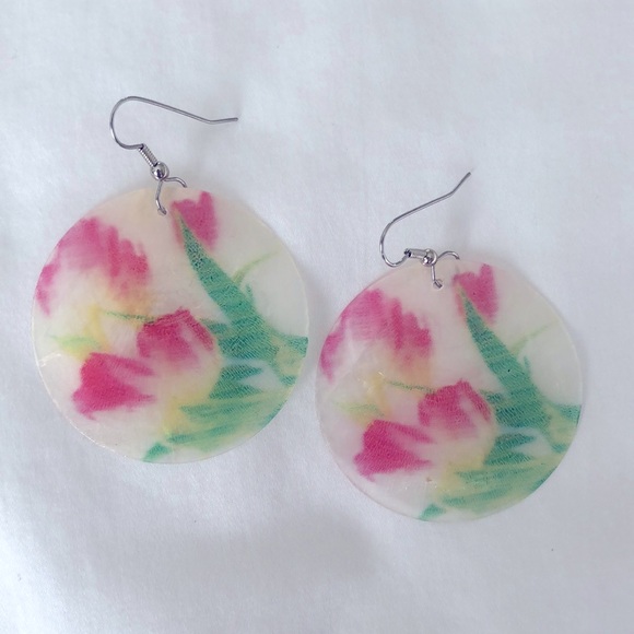 Hand painted pearlized shell earrings with flower design - Picture 4 of 14